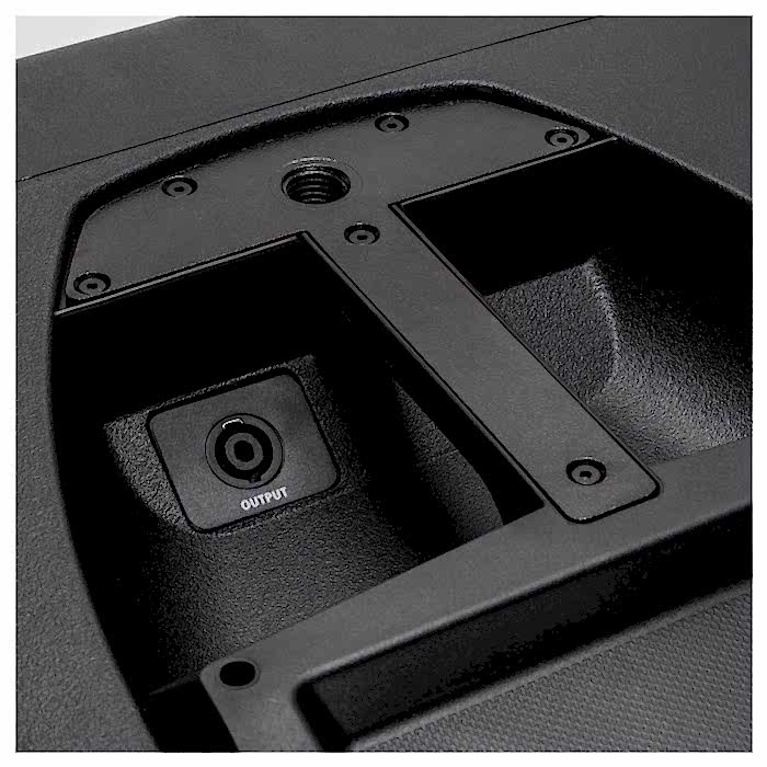 Speakon Output with Recessed Handle