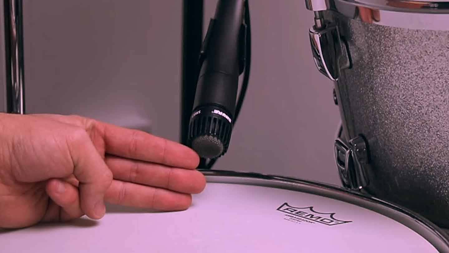 THE IDEAL DRUM MIC PLACEMENT IS A DISTANCE OF THREE FINGERS BETWEEN DRUM AND MICROPHONE THE IDEAL DRUM MIC PLACEMENT IS A DISTANCE OF THREE FINGERS BETWEEN DRUM AND MICROPHONE