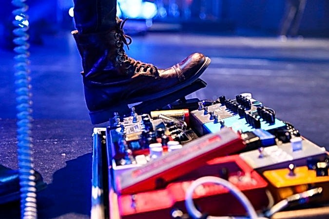 Digital vs Analog Pedalboards Digital vs Analog Pedalboards